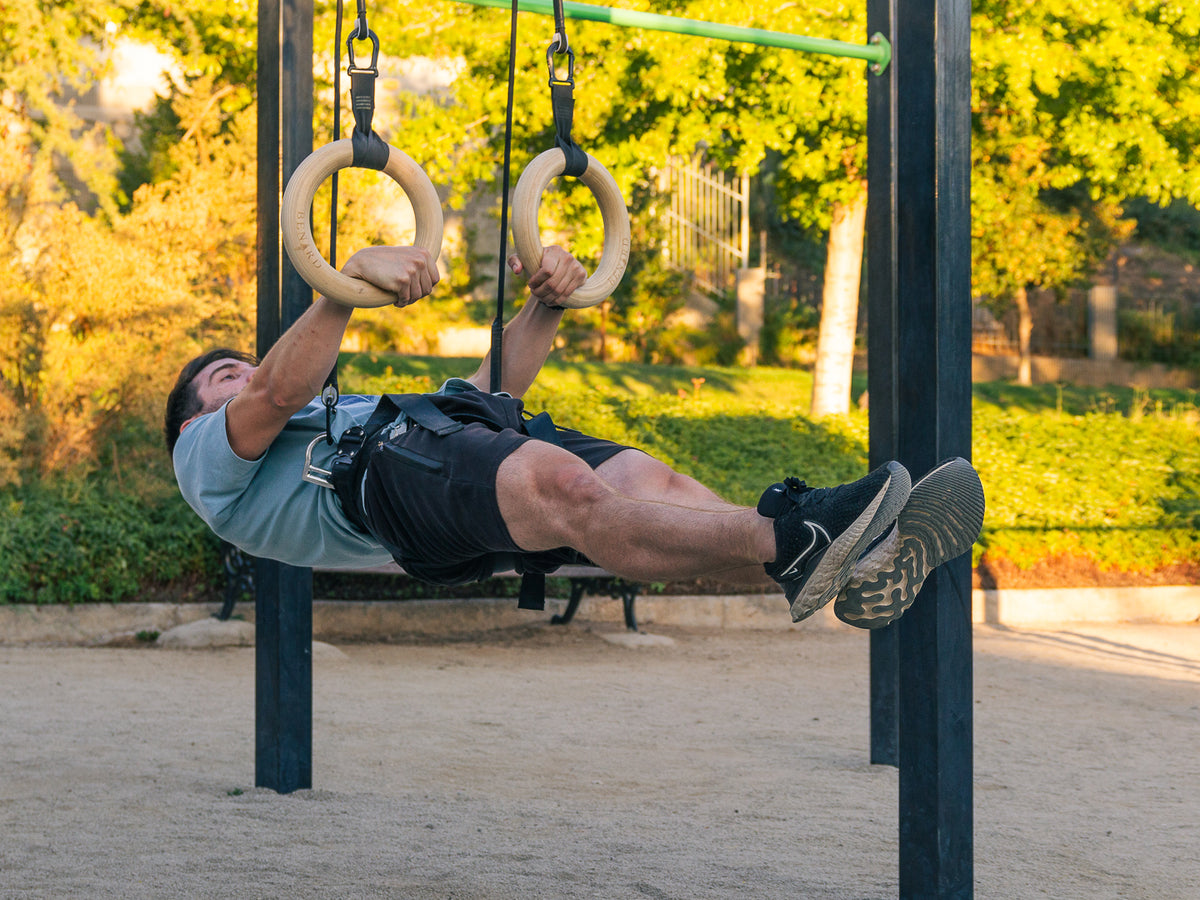 Atleta practicando front lever asistido con la Dream Machine Kallisto original